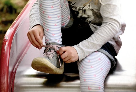 sich die Schuhe schnüren